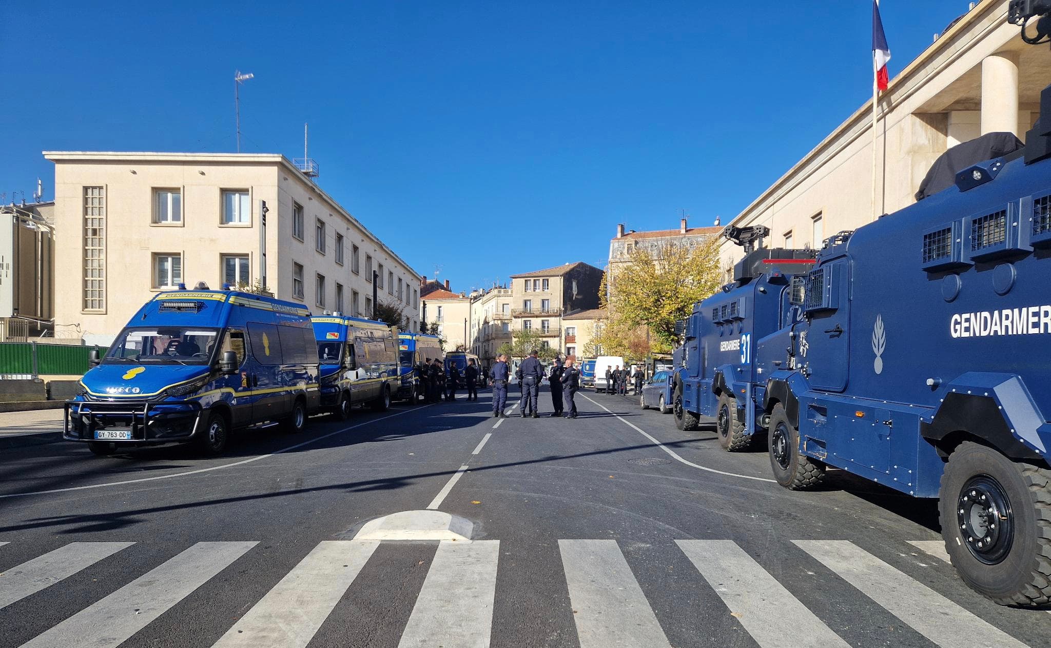 BÉZIERS : Les viticulteurs en colère, placés sous haute surveillance ce samedi.
