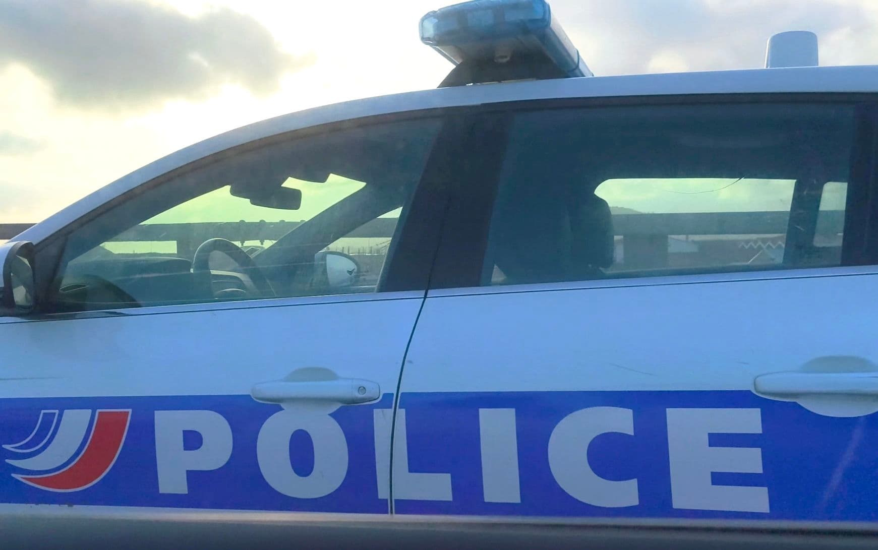 MONTPELLIER : Elle découvre un corps sans vie sur la banquette arrière de sa voiture